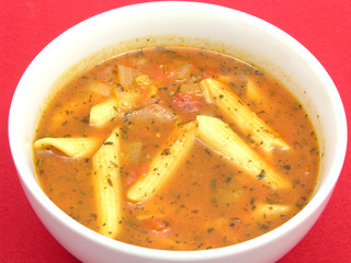 Nudelsuppe mit Tomaten und Kräutern