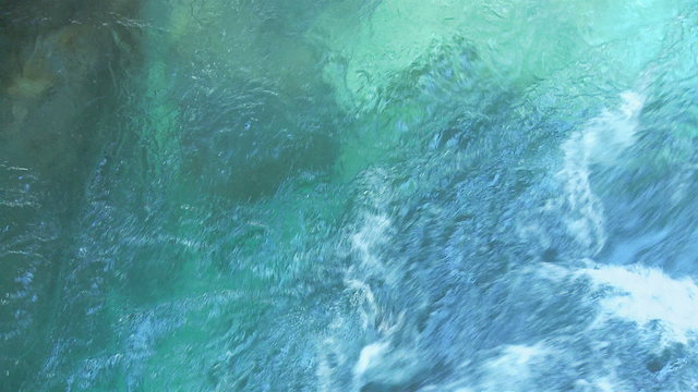 T&uuml;rkise Wassertextur, Gebirgsbach in Slowenien