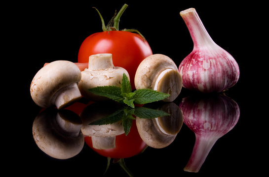 Champignon mushrooms with tomato and garlic