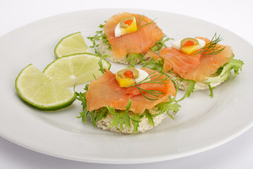 Lachscanapes mit Limetten