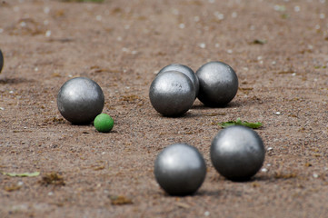 Boule Boulekugeln auf der Bahn mit Schweinchen