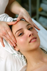 Fototapeta na wymiar jeune femme et massage facial