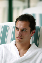 homme assis sur une chaise longue