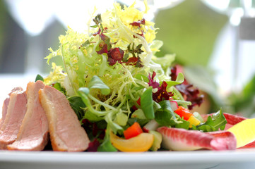 Entenbrust mit Salat