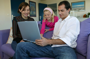 famille avec ordinateur portable