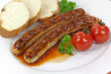 Bratwurst mit Ketchup und Gemüse