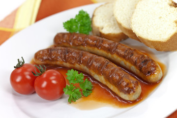 Bratwurst mit Ketchup und Gemüse