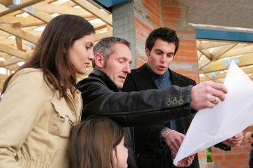 famille dans une maison en construction