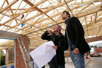 deux hommes dans une maison en chantier - obrazy, fototapety, plakaty