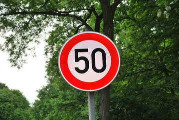 Verkehrszeichen 50 km/h Höchstgeschwindigkeit