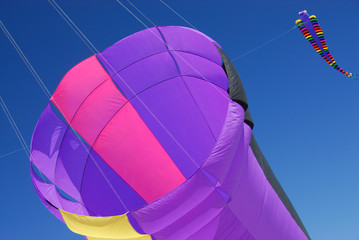 Flugdrachen am Himmel 102