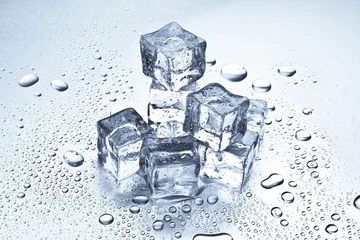 Foto op Plexiglas Smeltende ijsblokjes op een metalen tafelblad © David Crockett