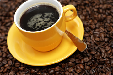 tasse kaffee mit frischen bohnen