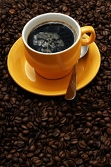 tasse kaffee mit frischen bohnen