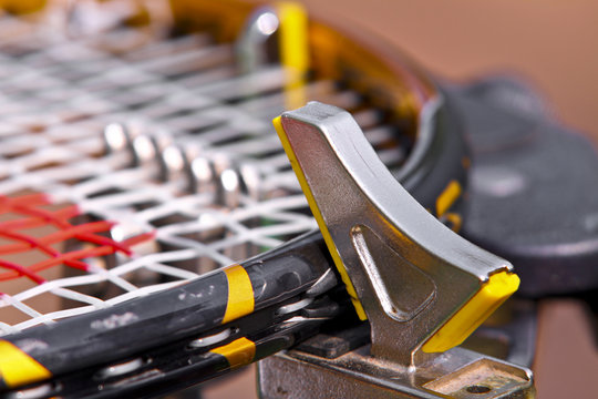 Besaitungsmaschine mit Tennisschl&auml;ger