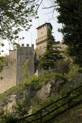 Fototapeta na wymiar Średniowieczny zamek w San Marino