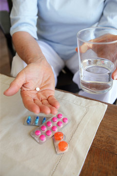 Femme avec un m&eacute;dicament dans la main
