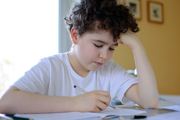 Naklejka premium Boy doing homework