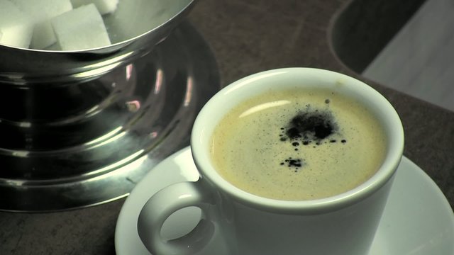 ajouter un sucre dans le caf&eacute; au ralenti