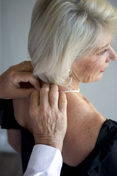 femme &acirc;g&eacute;e et colier