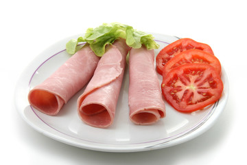 jambon roulé sur assiette blanche