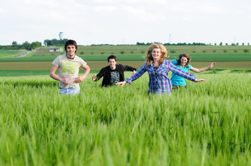 Jugendliche im Feld