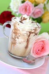 Kaffee mit sahne und schokolade