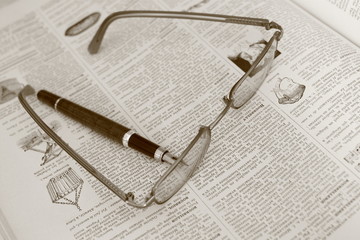 Des lunettes sur un vieux dictionnaire