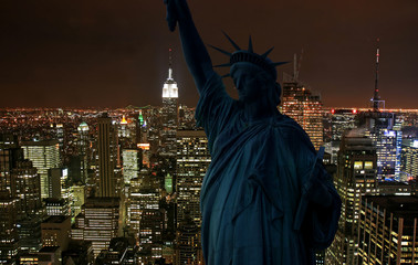 Fototapeta premium The Statue of Liberty and Manhattan Skyline