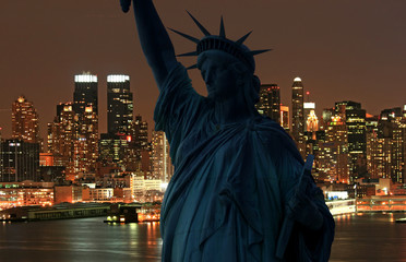 Fototapeta premium The Statue of Liberty and Manhattan Skyline