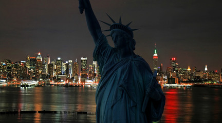 Fototapeta na wymiar Statua Wolności i Manhattan Skyline