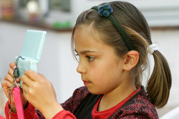 enfant et console de jeu