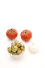 Fototapeta na wymiar gruene Oliven und Tomaten als Beilage