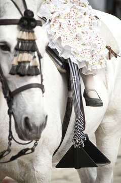ni&ntilde;a peque&ntilde;a montando un caballo en la feria de sevilla