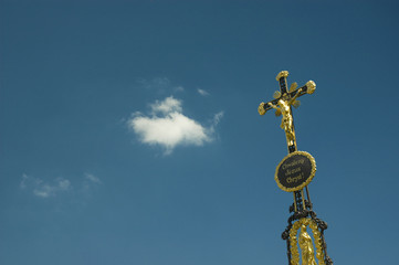 Fototapeta na wymiar Kruzifix vor blauem Himmel