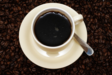 tasse kaffee mit frischen bohnen