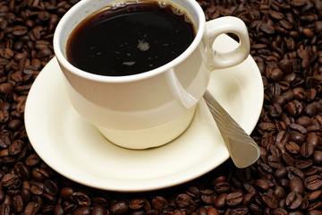 tasse kaffee mit frischen bohnen