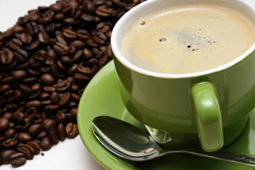 tasse kaffee mit frischen bohnen
