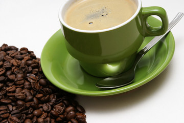 tasse kaffee mit frischen bohnen