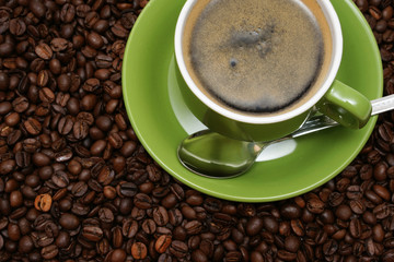 tasse kaffee mit frischen bohnen