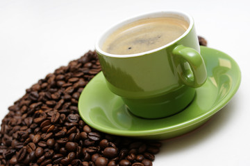 tasse kaffee mit frischen bohnen