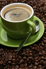 Fototapeta premium tasse kaffee mit frischen bohnen