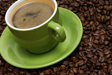 tasse kaffee mit frischen bohnen
