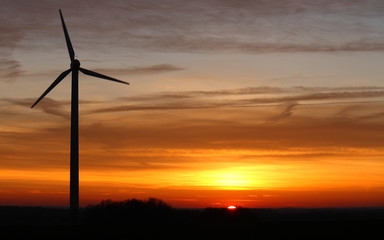 Windrad bei Sonnenuntergang