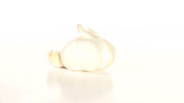 Head of garlic isolated against white zoom in - HD
