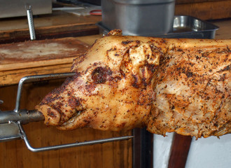 Spanferkel am Spieß