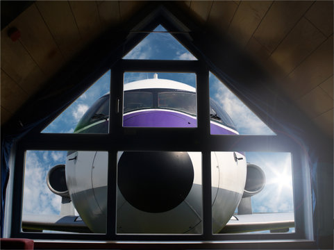 Flugzeug vorm Fenster