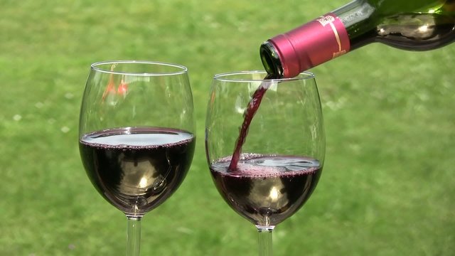 servir deux verres de vin