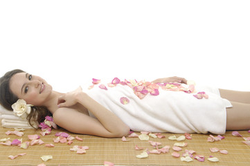 Obraz na płótnie Canvas Spa resort –girl in rose petal
