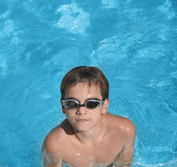 Naklejka premium boy in the swimming pool